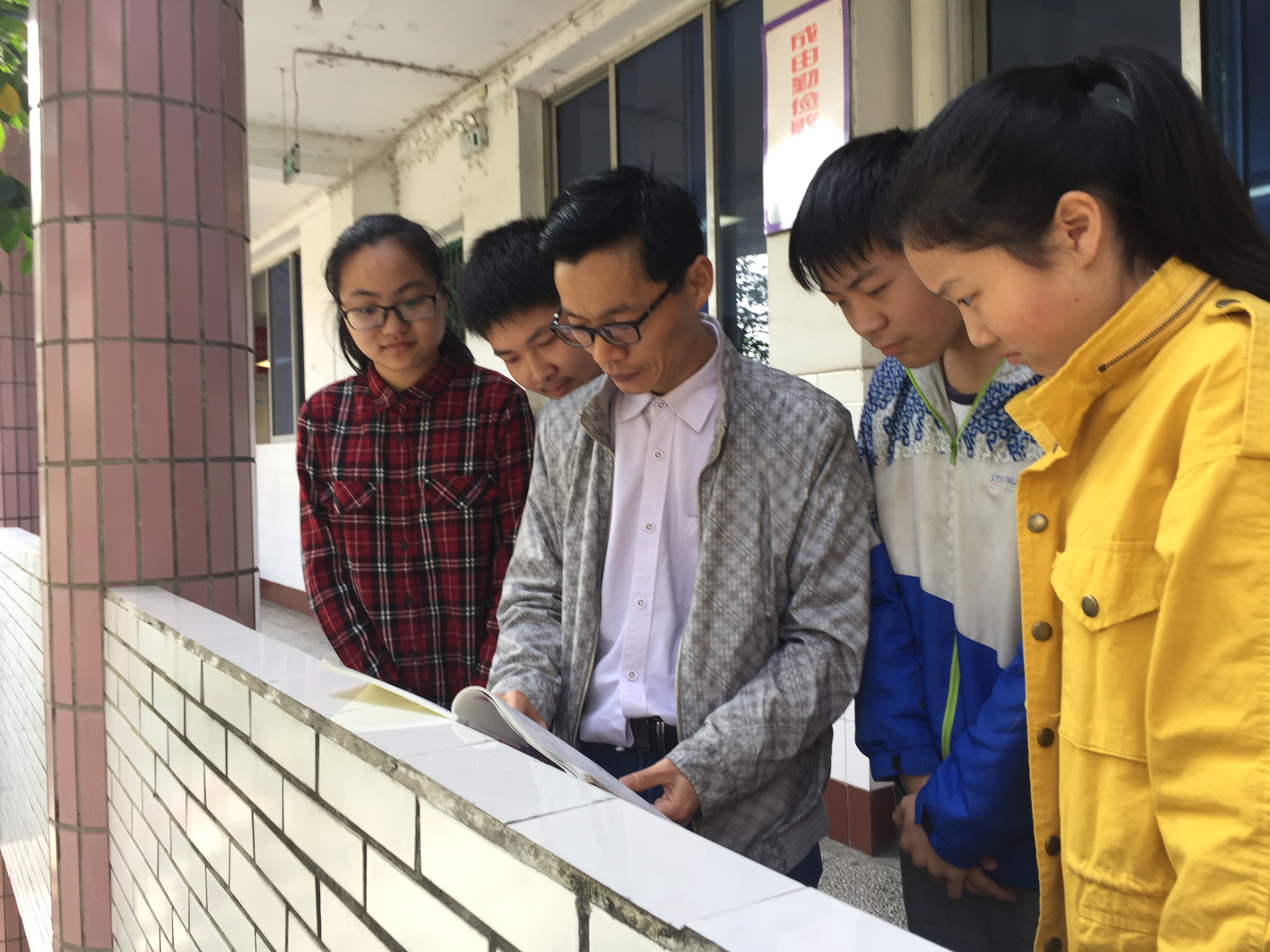 李正江老师与学生在一起在三十年的工作中,学校安排李正江老师担任