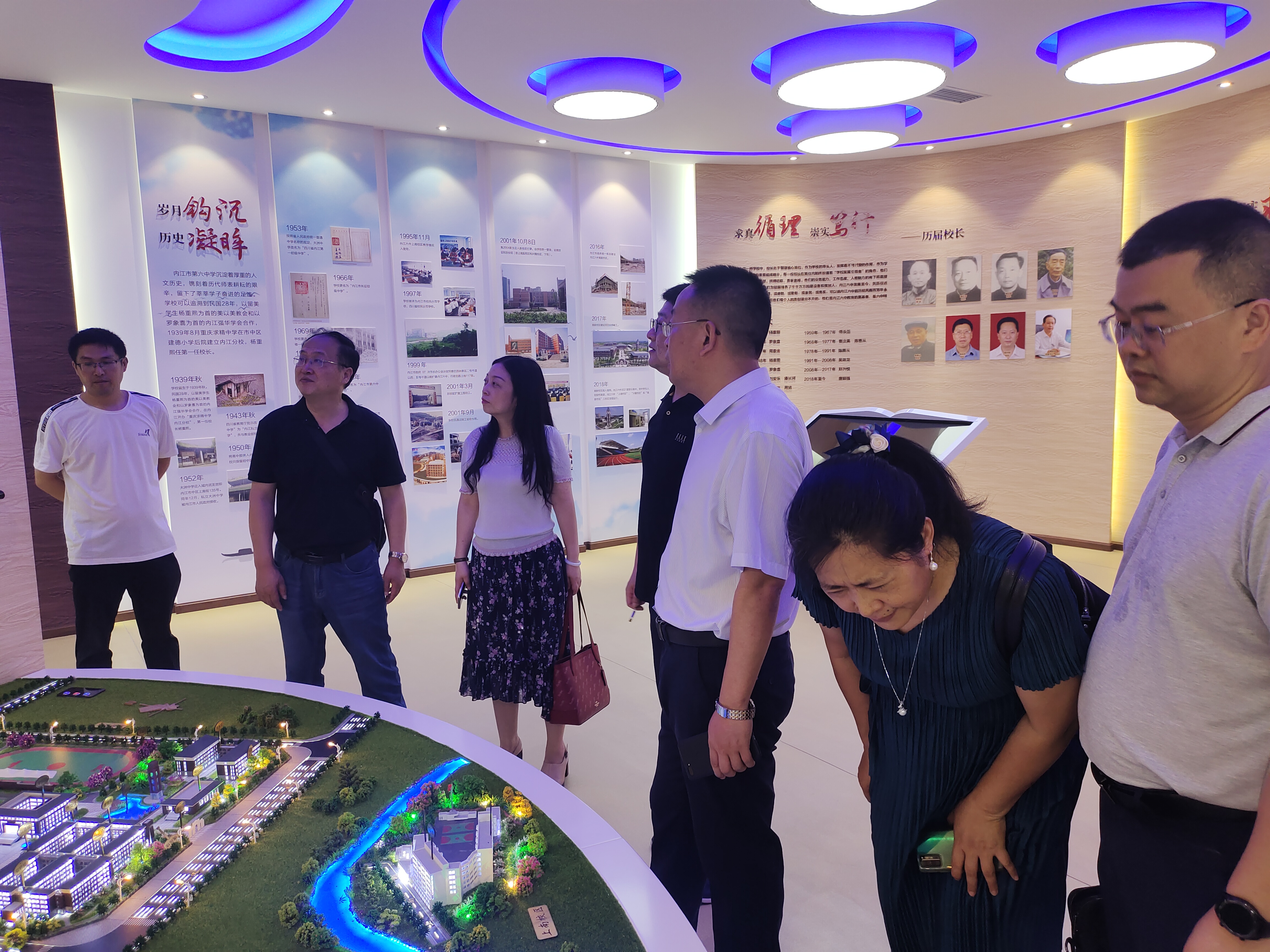 参观校史陈列室5.jpg