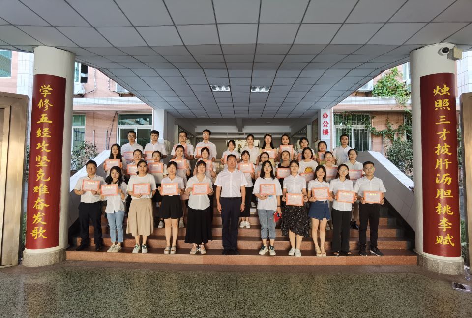 图7新教师合影.jpg