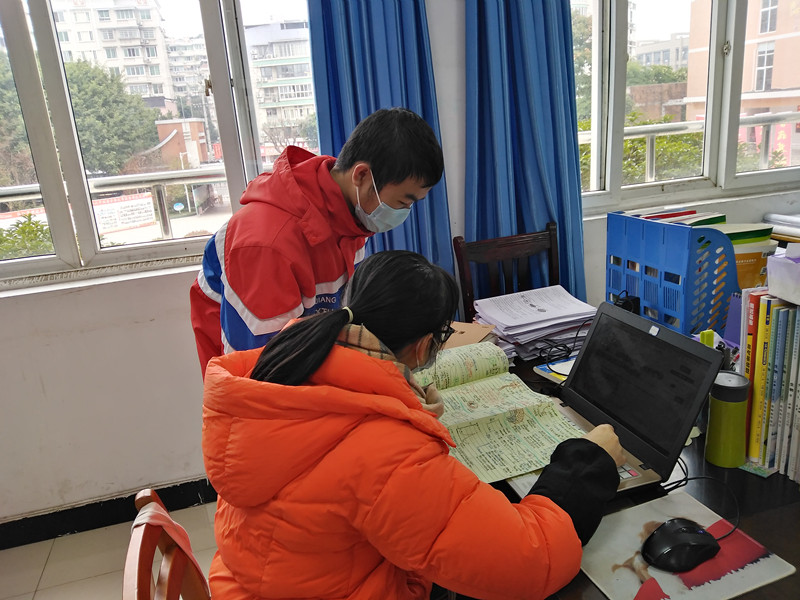 贺林指导学生.jpg