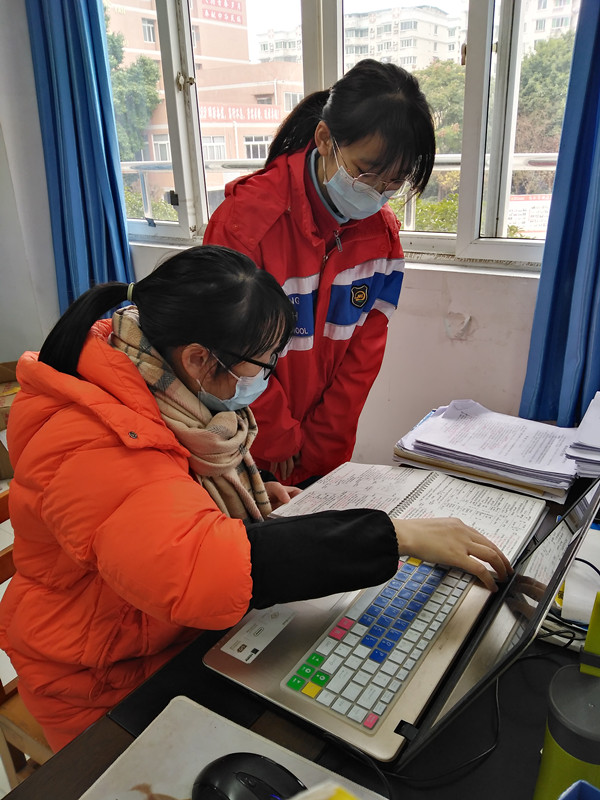 贺林指导学生2.jpg