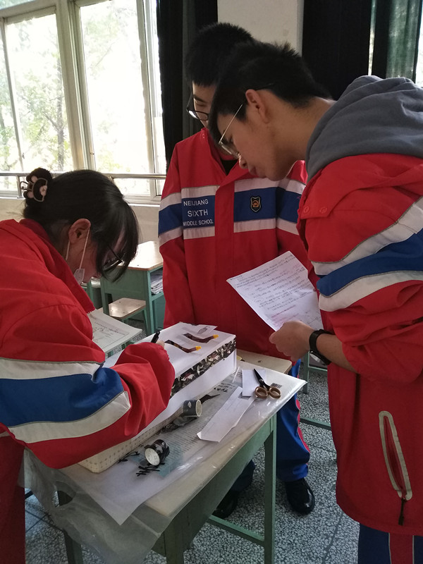 贺林学生在做生物.jpg
