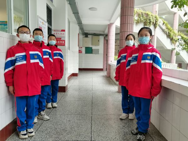 1676949235776005932.jpg 志愿者列队迎接 (2).jpg
