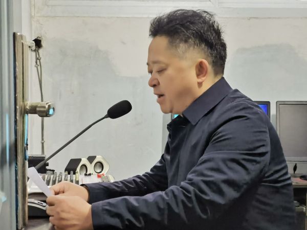 1676949317324081152.jpg 执行校长在主持.jpg