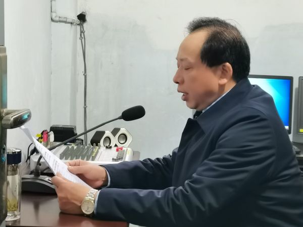 1676949343127077583.jpg 内江六中党委书记、校长唐昭强在宣讲.jpg
