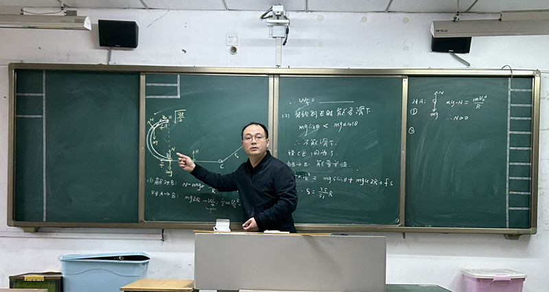 1679882288884038338.jpg 物理8.jpg