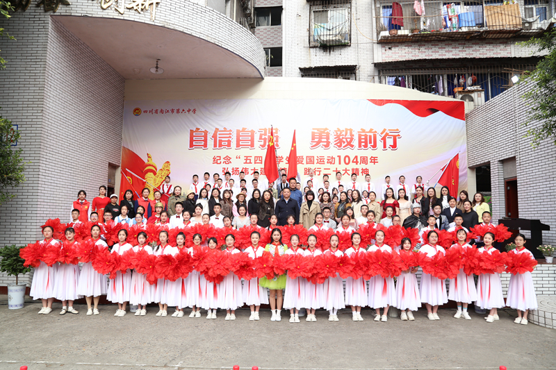 演职员与评委、家长代表合影.jpg