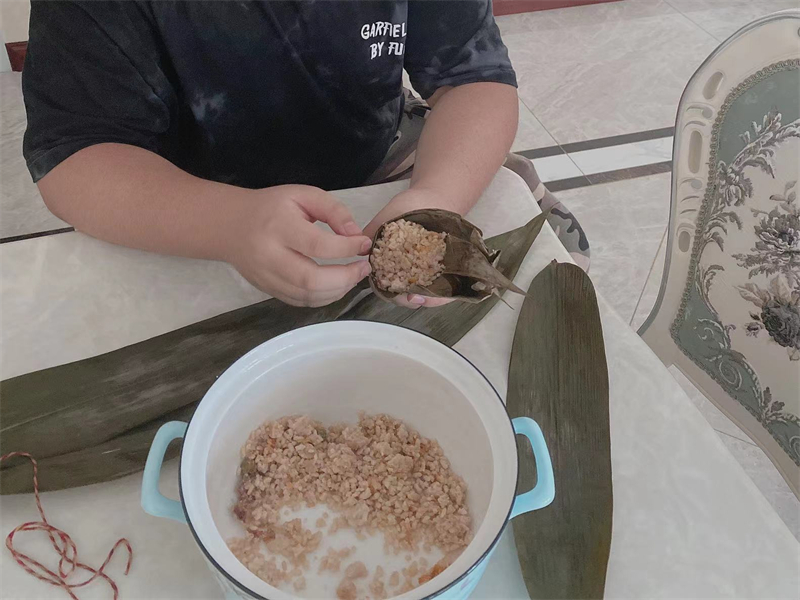 袁文涛包粽子.jpg