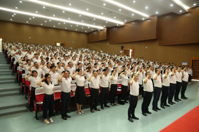 20230829金风送爽扬帆起，踔厉奋发起航时——内江六中召开新学期教职工大会944.png