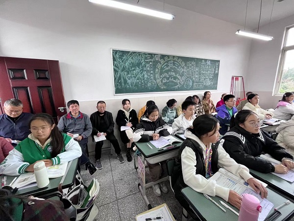 老师们听课.jpg