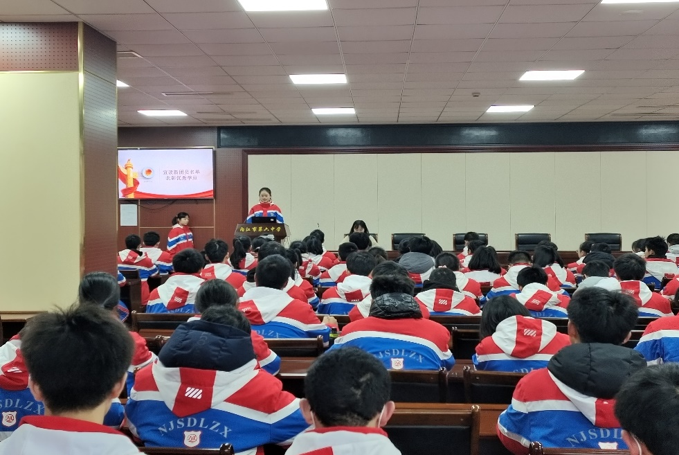 1710297210571001147.png 1学生干部主持入团仪式.png