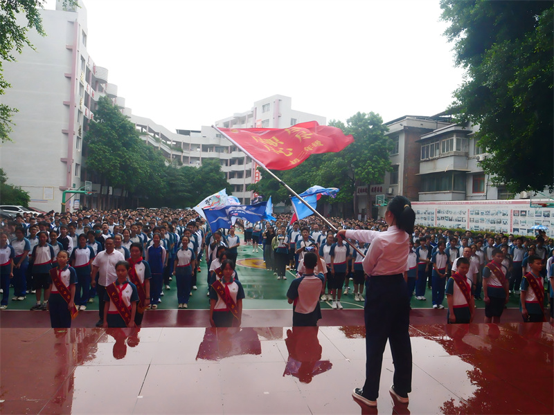 各班喊口号挥旗.jpg